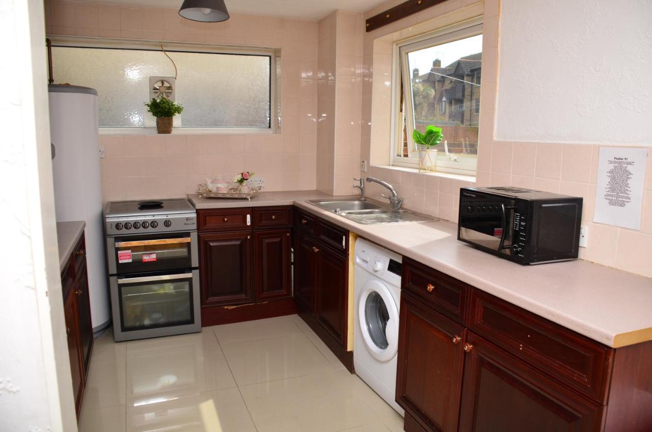 33Sm Dreams Unlimited Serviced Accommodation- Staines - Heathrow Stanwell Exterior photo