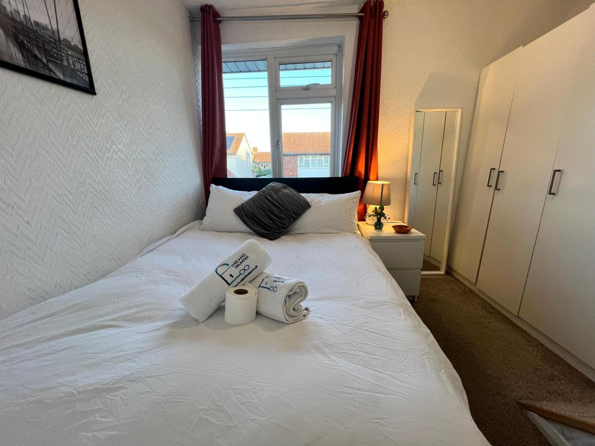 33Sm Dreams Unlimited Serviced Accommodation- Staines - Heathrow Stanwell Exterior photo