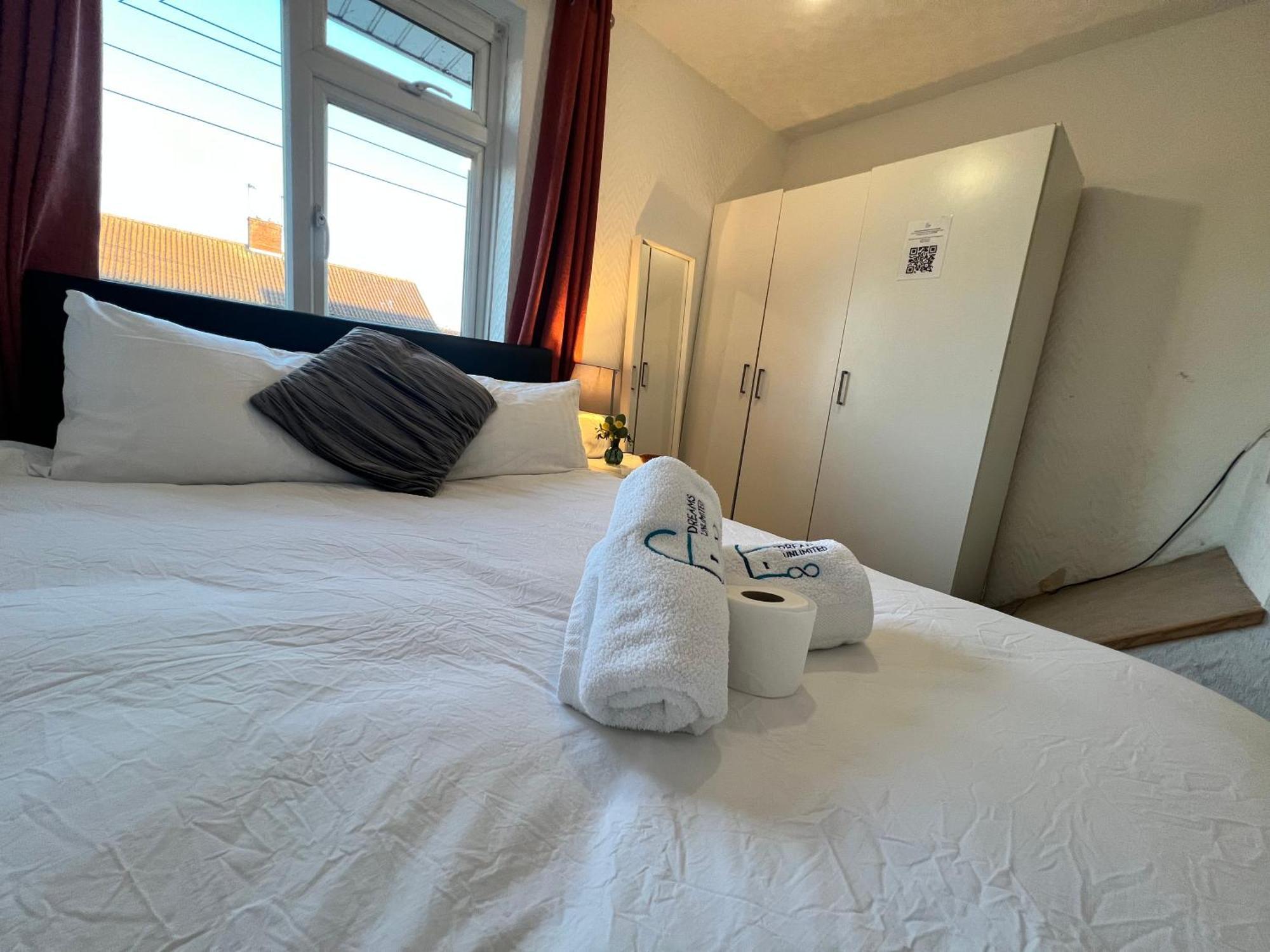 33Sm Dreams Unlimited Serviced Accommodation- Staines - Heathrow Stanwell Exterior photo