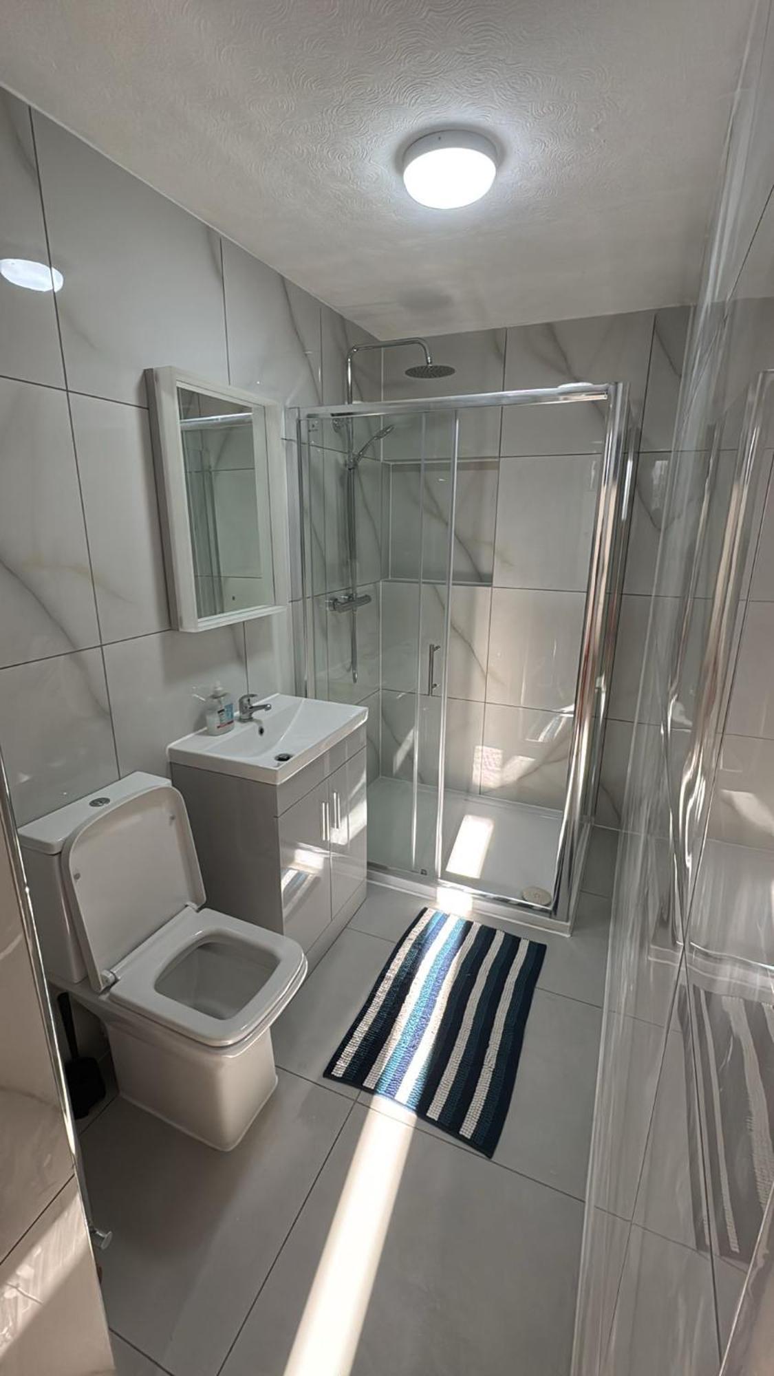 33Sm Dreams Unlimited Serviced Accommodation- Staines - Heathrow Stanwell Exterior photo